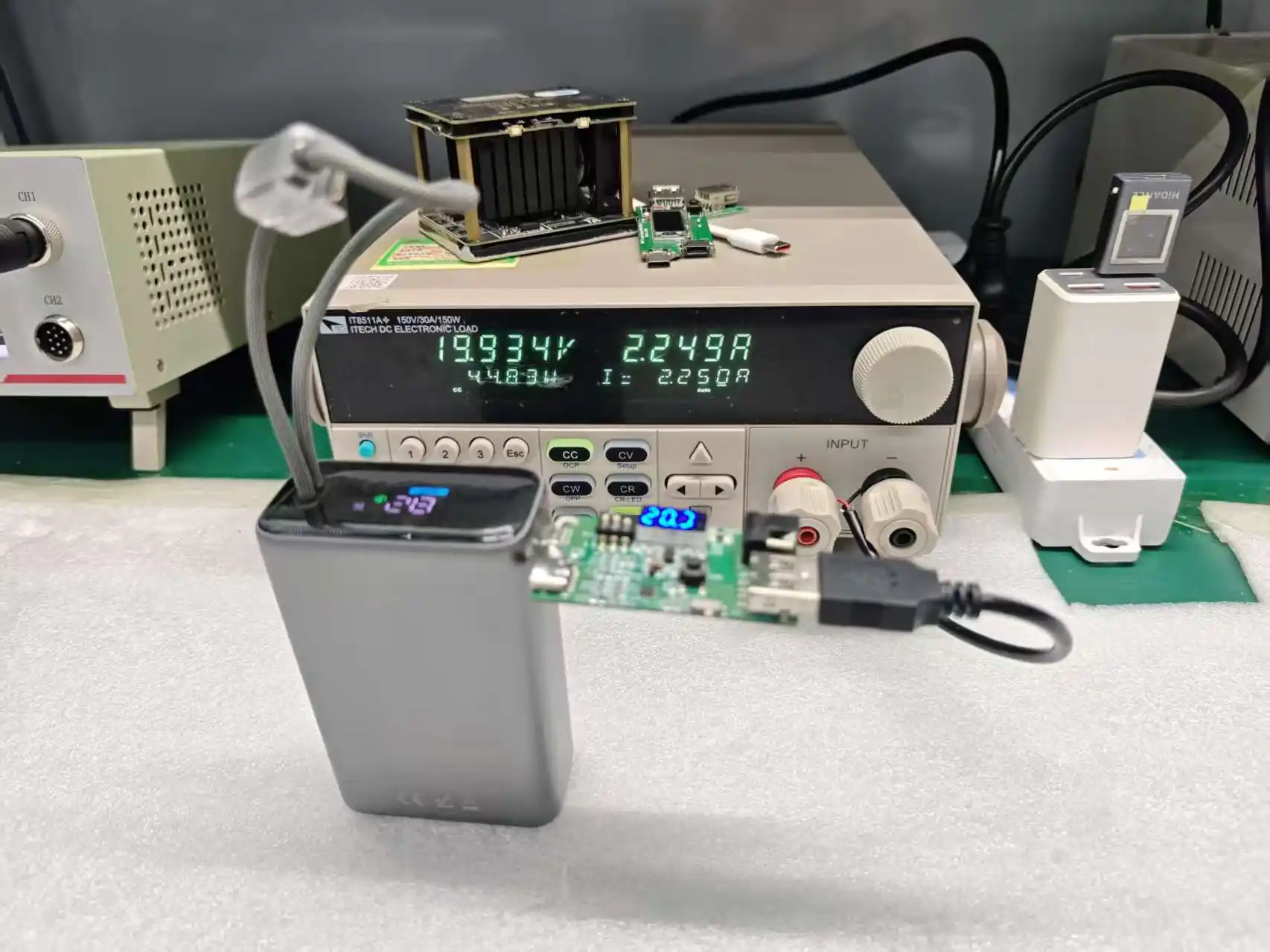 Built-in Cable Power Bank Voltage Test, GaN vs Silicon Charger Design Built-in cable power bank voltage output testing comparing GaN vs silicon charger cable efficiency and power delivery stability at OEM factory