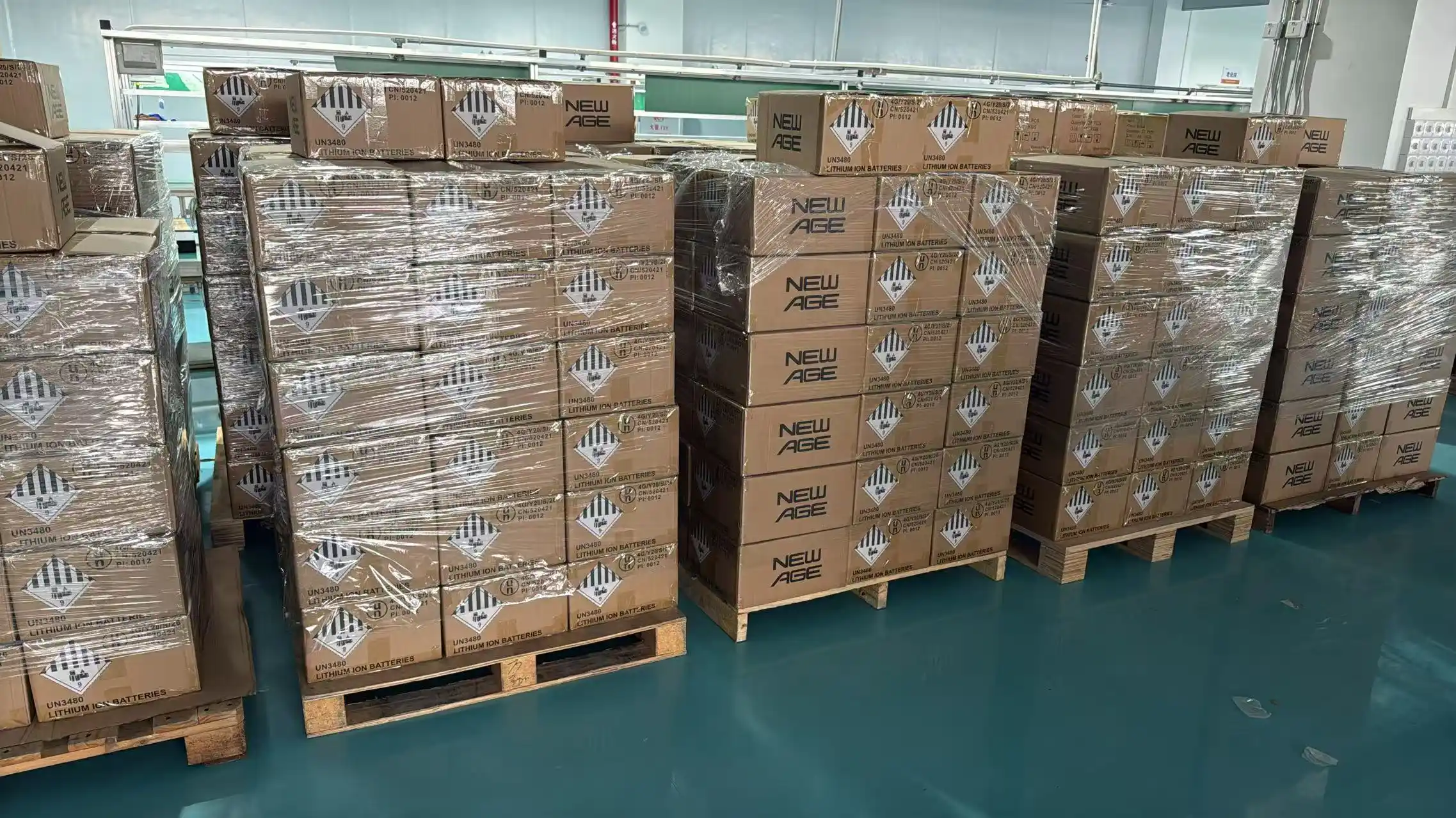 Lithium-Batterie Powerbank palettierte Sendung verladebereit fuer Export ab Hafen Shenzhen, UN-gepruefte Gefahrgutverpackung mit Klasse-9-Gefahrzetteln, IMDG-Code-konforme Seefracht | WOWOHCOOL