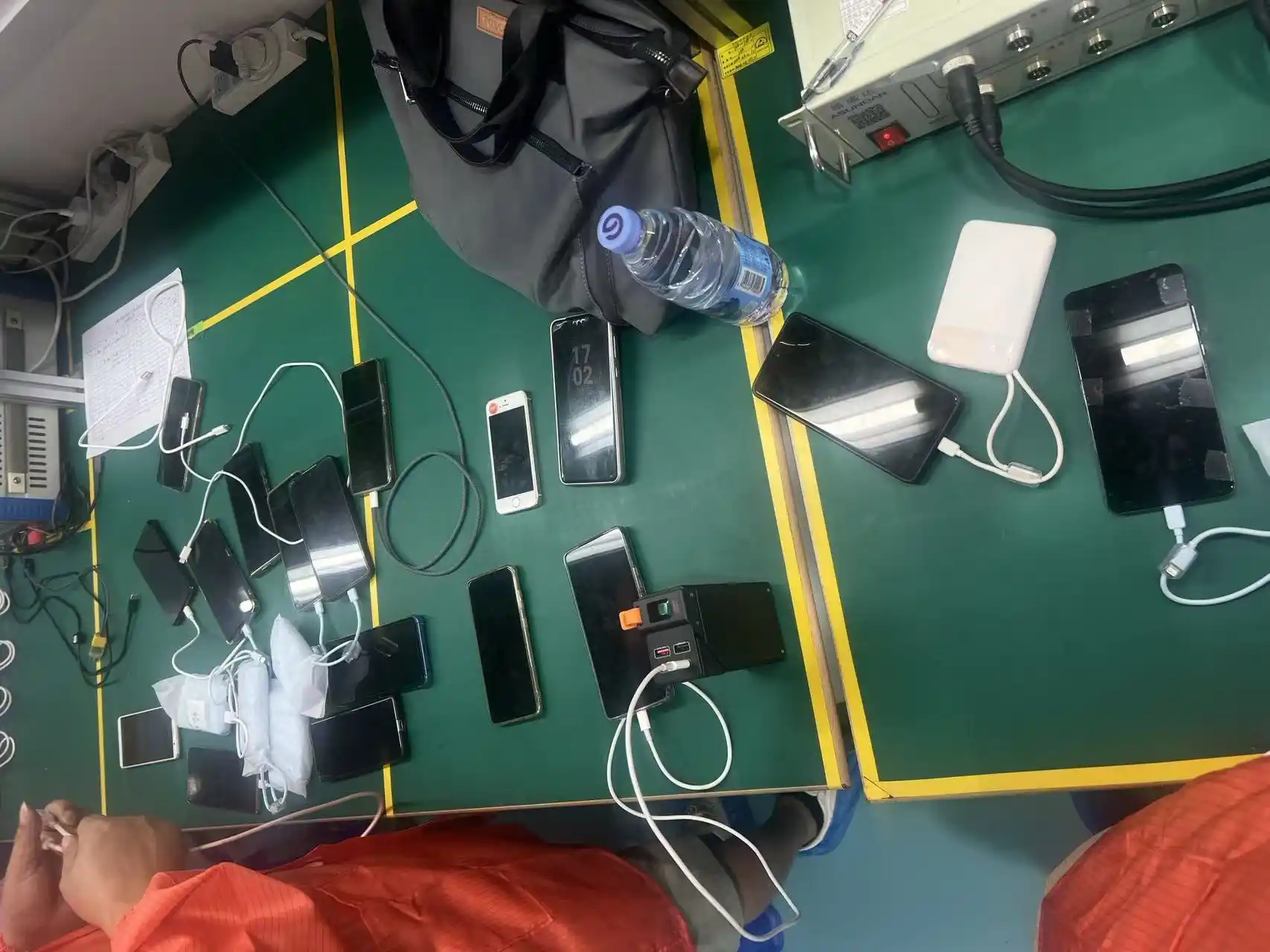 Power Bank Phone Compatibility Test, OEM Multi-Device QC Power bank phone compatibility testing across mainstream smartphone models including iPhone Samsung and Google Pixel at OEM factory QC lab for multi-device charging verification