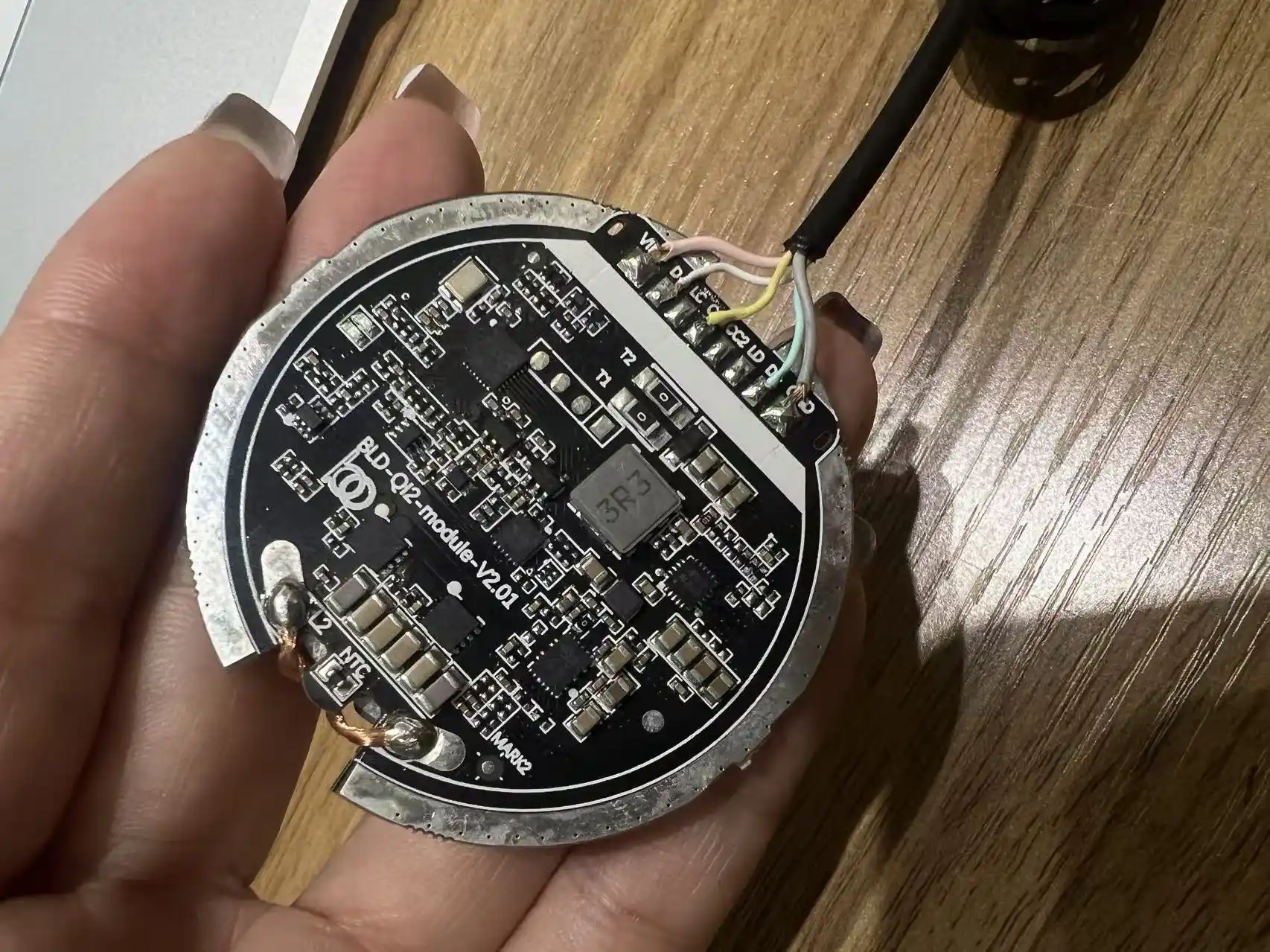 Wireless charger PCBA assembly with GaN FET power stage aluminum heat spreader NTC thermal sensor and NP0 capacitor placement for Qi2 thermal management at OEM factory SMT production line